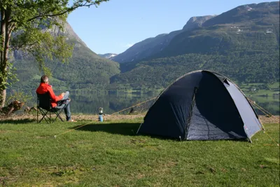 Bøflaten Camping - Camper entspannt auf seinem Zeltplatz am Wasser