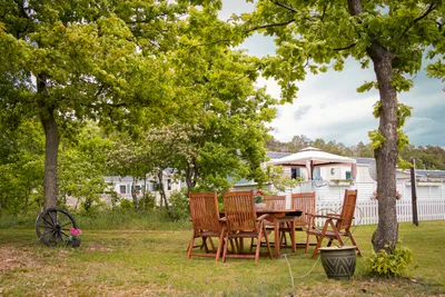 Båstad Camping - Ansicht der Mobilheime im Grünen
