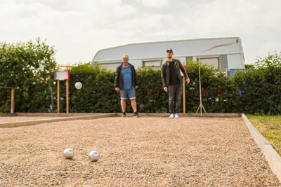 Båstad Camping - Gäste beim Boulespielen neben dem Restaurant