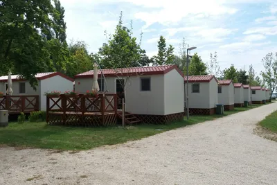 Badacsony Camping - Blick auf zahlreihe Mobilheime mit Terrassen