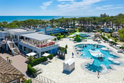 Camping Village Cavallino  - Luftaufnahme des Campingplatzes mit Wasserpark