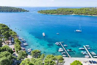 Camping Village Poljana  - Luftaufnahme des Campingplatzes am Meer mit Hafen