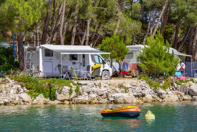 Camping Village Poljana  Camping Poljana - Standplätze am Wasser