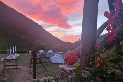 Base Camp 1070 - Blick auf die Zeltplatzwiese bei Sonnenuntergang