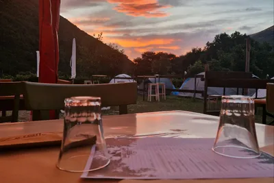 Base Camp 1070 - Terrasse des Restaurants bei Sonnenuntergang