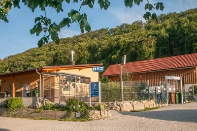 Campingplatz Bauer-Keller - Sanitärgebäude mit Duschen und Toiletten sowie Müllsammelstelle auf dem Campingplatz