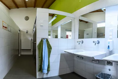 Campingplatz Bauer-Keller - Sanitärgebäude mit Waschbecken, Spiegel, Toiletten und Duschen