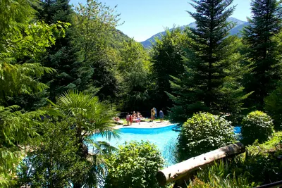 Camping Bedura Park  -  Pool vom Campingplatz zwischen Bäumen