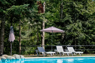 Camping Bedura Park  -  Pool vom Campingplatz mit Sonnenschirmen und Liegestühlen