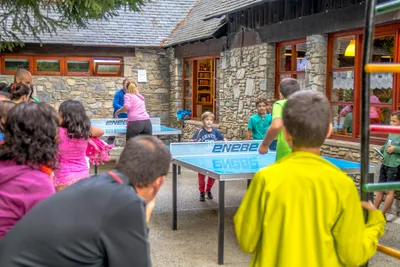 Camping Bedura Park  -  Tischtennis spielende Camper auf dem Campingplatz