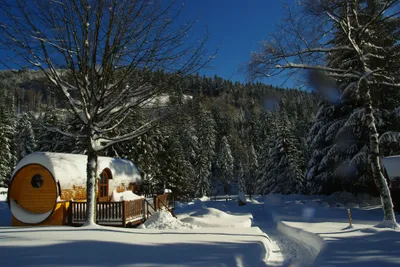 Camping Belle Hutte - Schneebedecktes Zirkuswagen auf dem Campingplatz