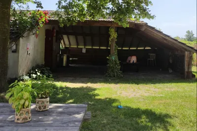 Camping Bergerhof - Überdachte Terrasse und Picknickbank auf dem Campingplatz