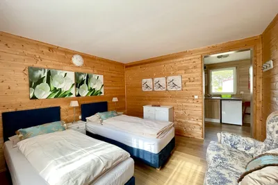 Camping Biały Dom  - Schlafzimmer eines Mobilheims mit zwei Einzelbetten