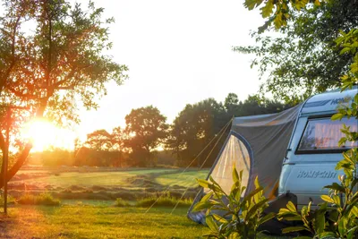 Camping Bij De Bronnen - Sonnenuntergang über dem Campingplatz