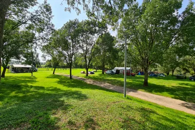 Camping Les Pêcheurs  Bijou du Doubs - Wohnmobil- und  Wohnwagenstellplätze im Schatten der Bäume