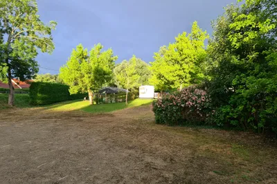 Camping Les Pêcheurs  Bijou du Doubs - Bouleplatz auf dem Campingplatz