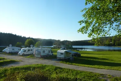 Bjønndalen Camp - Wohnwagen und Wohnmobile auf der Stellplatzwiese