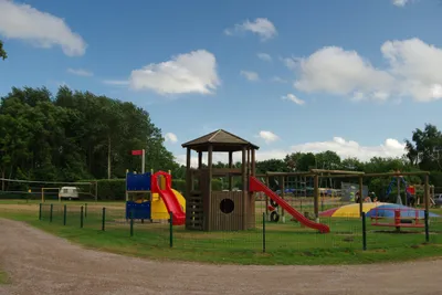 Campingplatz Blank-Eck  -  Spielplatz vom Campingplatz auf grüner Wiese