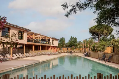 Blendin Agde  - Pool im Freien mit Liegestühlen