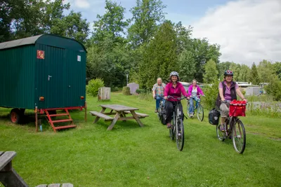 Campingplatz Böhmeschlucht  -  Camper mit Fahrrädern am Mobilheim vom Campingplatz auf grüner Wiese