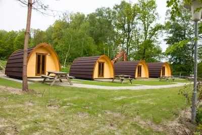 Campingplatz Böhmeschlucht  -  Mobilheime vom Campingplatz mit Picknicktischen auf grüner Wiese