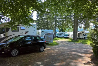 Camping Bois du Couvent - Wohnwagen und Wohnmobile unter Bäumen