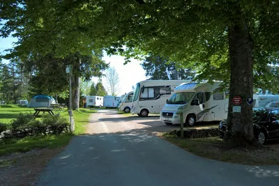 Camping Bois du Couvent - Strasse auf dem Campingplatz mit Wohnmobil auf Stellplätzen an der Seite