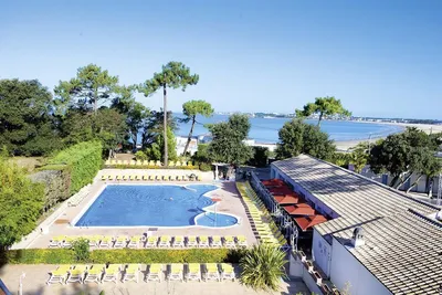 Camping Bois Soleil  -  Pool vom Campingplatz mit Liegestühlen in der Sonne