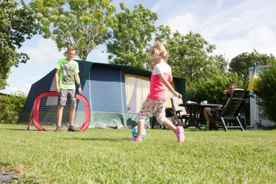 Bospark 't Wolfsven - Kinder beim Spielen auf der Standplatzwiese