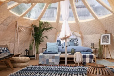 Bramslev Bakker Camping  - Innenansicht eines Glamping-Zeltes mit Doppelbett