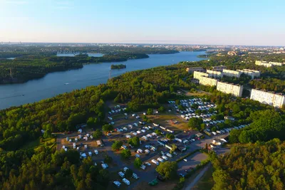Bredäng Camping Stockholm - Übersicht auf das gesamte Campingplatz Gelände 