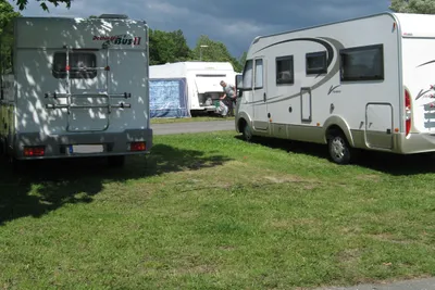 Bredäng Camping Stockholm -  Wohnwagenstellplätze im Grünen auf dem Campingplatz
