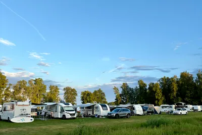Breviks Camping - Wohnmobil- und Wohnwagenstandplätze auf der Wiese