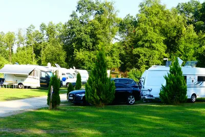 Campingplatz Brunautal - Stellplatz vom Campingplatz auf grüner Wiese