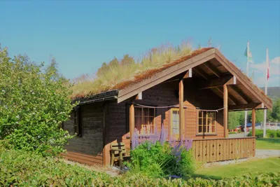 Byrkjelo Camping - Mobilheim mit Terrasse im Grünen auf dem Campingplatz 