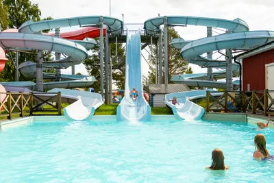 Camping Byske Havsbad - Campingplatz mit Pool,Wasserrutsche, Liegestühlen und Sonnenschirmen