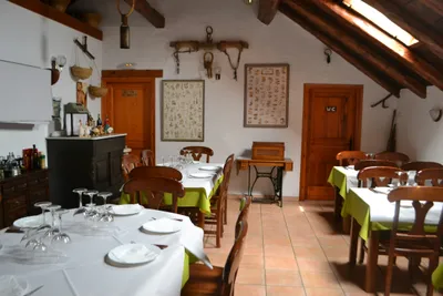 Camping Bordes de Graus  - gedekcte Tische im Restaurant vom Campingplatz