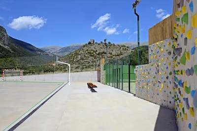 Camping Cadí Vacances  - Sportplatz mit Kletterwand auf dem Campingplatz