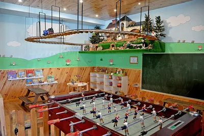 Camping Cadí Vacances  - Spielzimmer für Kinder mit Tischkicker im Vordergrund