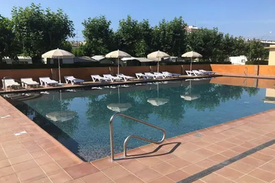 Camping El Camell - Campingplatz mit Pool, Liegestühlen und Sonnenschirmen