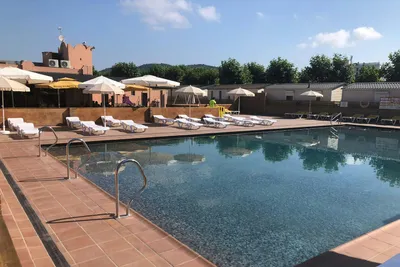 Camping El Camell - Pool und Restaurant auf dem sonnigen Campingplatz