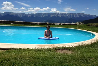 Camping el Cortal del Gral -  Pool mit Blick auf die Berge auf dem Campingplatz