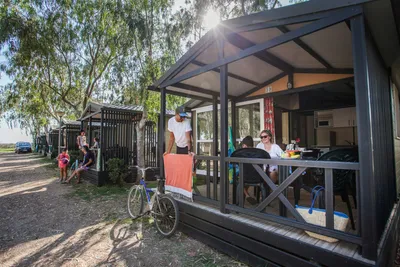 Camping Eucaliptus  - Mobilheim mit Terrasse auf dem Campingplatz