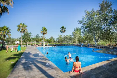 Camping Eucaliptus - Gäste im Pool