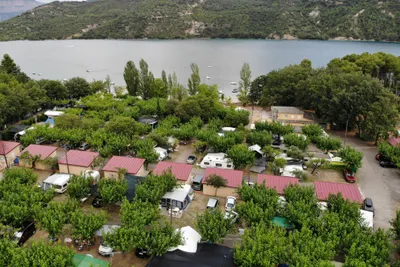 Camping Gaset  - Luftaufnahme des Campingplatzes am Wasser