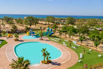Camping La Tordera-Nacions - Campingplatz mit Pool,Wasserrutsche, Liegestühlen und Sonnenschirmen