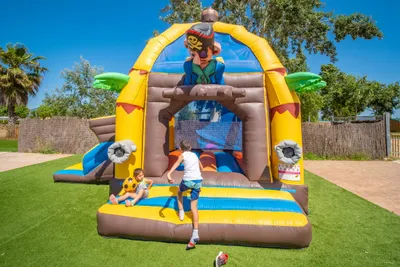 Camping La Tordera-Nacions -Hüpfburg auf dem Campingplatz