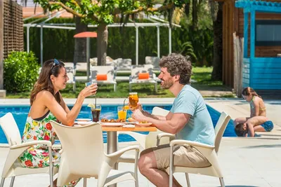 Camping Salatà  -  Restaurant vom Campingplatz mit Terrasse am Pool