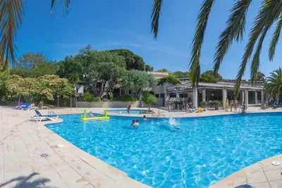 Yelloh! Village Sant Pol  -  Pool vom Campingplatz mit Liegestühlen in der Sonne
