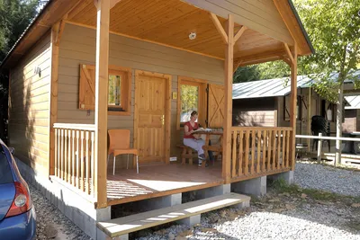 Camping Vall de Camprodon -  Mobilheim mit Terrasse auf dem Campingplatz